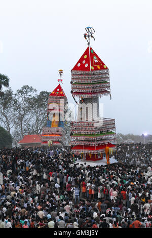 Massive giovenco effigi visualizzato durante til festival tempio a Poruvazhy Malanada tempio in Malanada, Kerala, India. Foto Stock