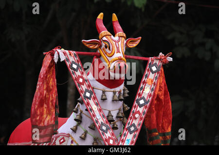 Massive giovenco effigi visualizzato durante til festival tempio a Poruvazhy Malanada tempio in Malanada, Kerala, India. Foto Stock