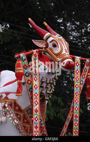 Massive giovenco effigi visualizzato durante til festival tempio a Poruvazhy Malanada tempio in Malanada, Kerala, India. Foto Stock