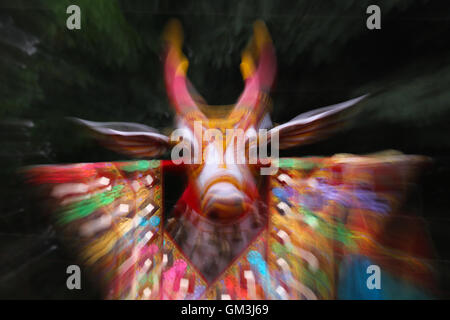 Massive giovenco effigi visualizzato durante til festival tempio a Poruvazhy Malanada tempio in Malanada, Kerala, India. Foto Stock