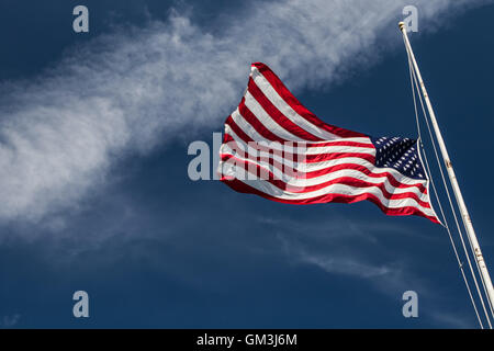 Una bandiera americana è sbattimenti nel vento su un luminoso giorno d'estate. Foto Stock