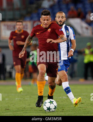 Roma, Italia. 23 Ago, 2016. RomaÕs Juan Iturbe in azione durante la Champions League play-off seconda gamba partita di calcio tra Roma e FC Porto presso lo Stadio Olimpico. Porto ha vinto 3-0 di unirsi al torneo di stadio di gruppo. © Riccardo De Luca/Pacific Press/Alamy Live News Foto Stock