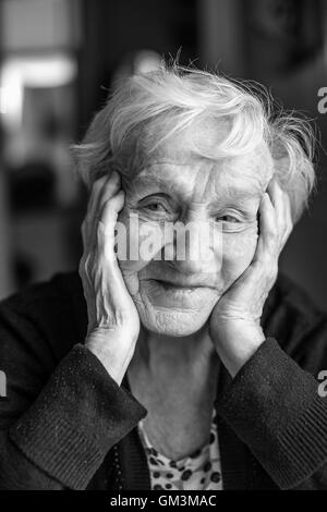 Bianco e nero ritratto di una donna anziana, close-up. Foto Stock