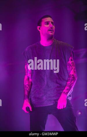 Milano, Italia. 23 Ago, 2016. La Australian anima metallica band Parkway Drive raffigurata sul palco come si esibiscono dal vivo presso il Circolo Magnolia nella dentellatura. © Roberto Finizio/Pacific Press/Alamy Live News Foto Stock