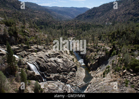 La Valle Poopenault appena downsteam del O;Shaughnessy Dam e Hetch Hetchy serbatoio. Parco Nazionale di Yosemite in California. Foto Stock