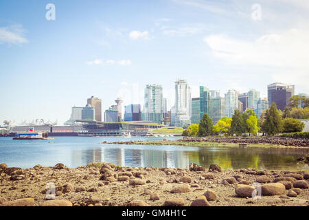 La bellissima skyline del centro cittadino di Vancouver, British Columbia, Canada, come si vede da Stanley Park. Foto Stock