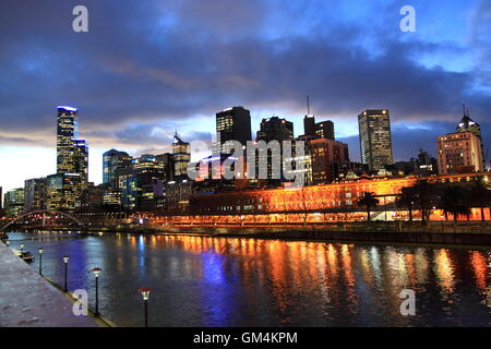 Bellissima Melbourne vista notturna dal Southbank Melbourne Australia Foto Stock