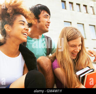 Gruppo carino ragazzini presso il palazzo dell'università Foto Stock