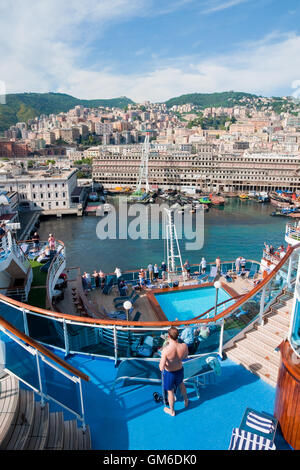 Passeggeri della nave da crociera Emerald Princess rilassante dalla nave di piscine mentre ormeggiato a Genova, Italia Foto Stock