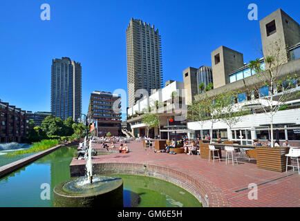 Londra Inghilterra, Regno Unito. Il Barbican Centre terrazza sul lago - performing arts e il centro congressi della città di Londra Foto Stock