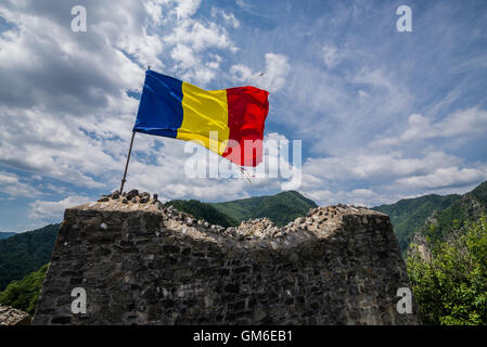 Rovinato Poenari castello sul monte Cetatea nel castello RomaPoenari anche chiamato Cittadella Poenari sull altopiano del Monte Cetatea, Romaniania Foto Stock