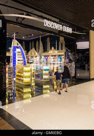 Madre e figlio di entrare nel scoprire Dubai souvenir shop nel centro commerciale di Dubai, Dubai EMIRATI ARABI UNITI Foto Stock