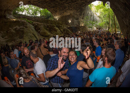 "Zikiro Jate' tradizionale festa nella Grotta delle Streghe Zugarramurdi (Navarra Spagna) l uomo e la donna avendo divertimento. La folla. Affollato Foto Stock