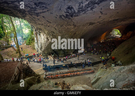 "Zikiro Jate' tradizionale festa nella grotta delle streghe, a Zugarramurdi (Sorginen Leizea - Navarra - spagna). Foto Stock