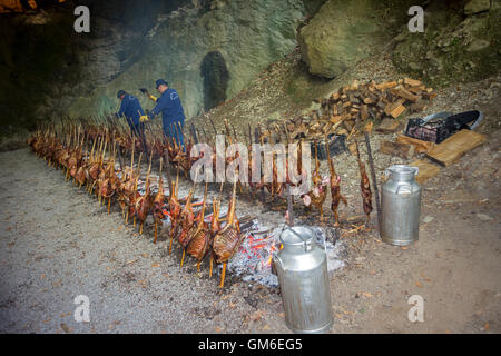 "Zikiro Jate' tradizionale festa nella grotta delle streghe, a Zugarramurdi (Sorginen Leizea - Navarra - spagna). Foto Stock