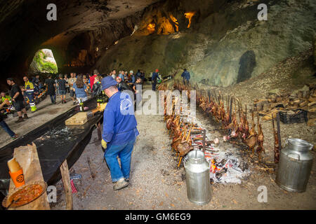 "Zikiro Jate' tradizionale festa nella grotta delle streghe, a Zugarramurdi (Sorginen Leizea - Navarra - spagna). Foto Stock