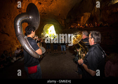 "Zikiro Jate' tradizionale festa nella grotta delle streghe, a Zugarramurdi (Sorginen Leizea - Navarra - spagna). Foto Stock