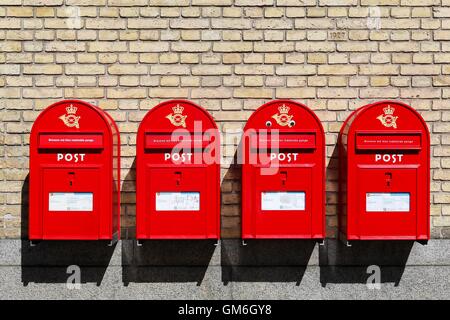 Rosso nelle cassette delle lettere danese su una parete Foto Stock