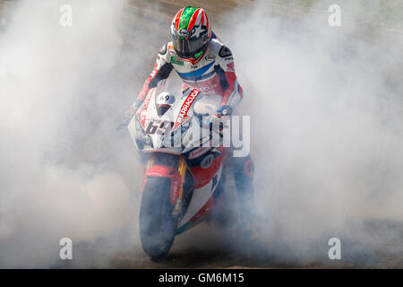 Nicky Hayden si accende il 2016 Honda CBR1000RR Fireblade SP al 2016 Goodwood Festival of Speed, Sussex, Regno Unito. Foto Stock