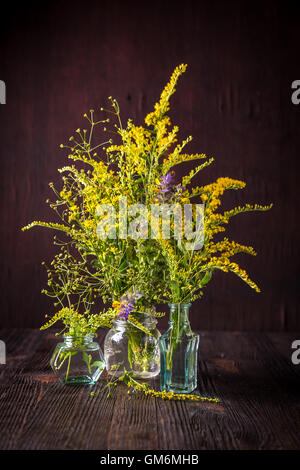 Fiori Selvatici in un mazzo di fiori su un tavolo di legno Foto Stock