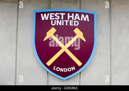 West Ham United logo sul nuovo Stadio negozio accanto al convertito 2012 Olympic Stadium Foto Stock