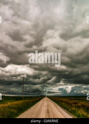 Tempesta violenta e Road - Iowa, Midwest Foto Stock