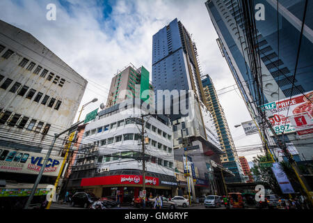 Edifici lungo Makati Avenue, in Makati, Metro Manila nelle Filippine. Foto Stock