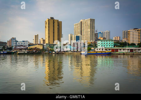 Edifici lungo il fiume Pasig, visto dal forte Santiago, in Intramuros, Manila, Filippine. Foto Stock