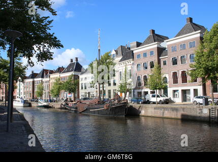 I vecchi mansions e magazzini a Hoge der A canal a Groningen, Paesi Bassi, barche a vela ormeggiata in porto Foto Stock