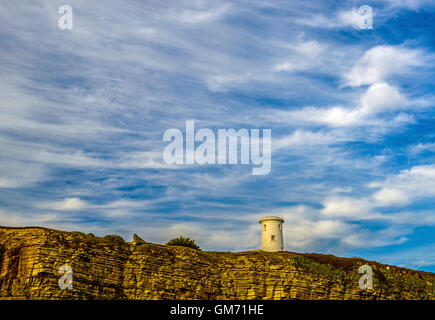 Il vecchio faro in disuso a Nash punto sulla Glamorgan Heritage Costa, Galles del Sud Foto Stock