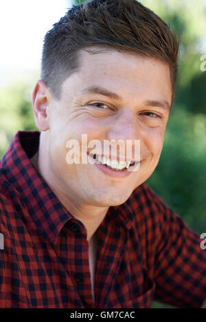 Outdoor testa e spalle Ritratto di Uomo sorridente Foto Stock