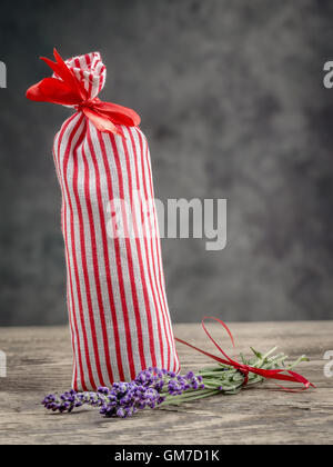 Decorativo custodia tessile personale con lavanda essiccata sul tavolo di legno Foto Stock