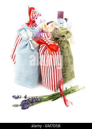 Gruppo di tasche decorative personale con lavanda essiccata su sfondo bianco Foto Stock