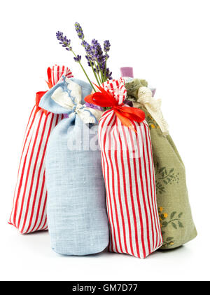 Gruppo di tasche decorative personale con lavanda essiccata su sfondo bianco Foto Stock