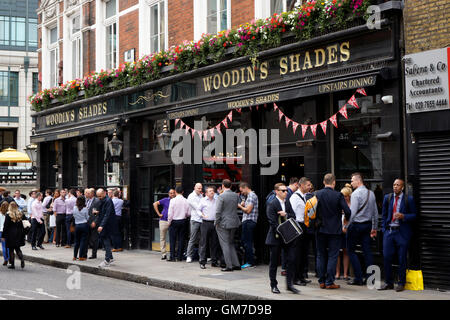 London , Regno Unito - Luglio 6, 2016: esterne di pub per bere e socializzare, punto focale della comunità. Pub azienda ora circa Foto Stock