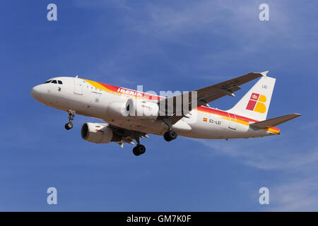 Iberia Airbus A319-100 avvicinamento all Aeroporto El Prat di Barcellona, Spagna. Foto Stock