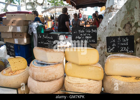 La vendita,formaggio,,di stallo in Esperaza domenica mercato,Aude,Sud, Francia. Settimanale di cibo e vestiti di mercato con un sacco di cibi freschi prodotti localmente. Foto Stock