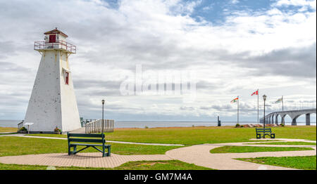 Faro nel parco. Caldo afoso giorno in PEI. New Brunswick Confederazione ponte in distanza. Foto Stock