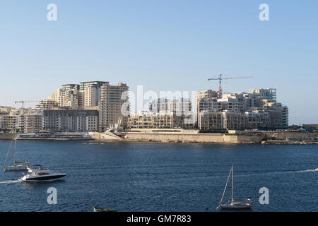 Sliema, Malta - Agosto 02 2016: moderno skyline di Sliema a Tigne Seafront. Foto Stock