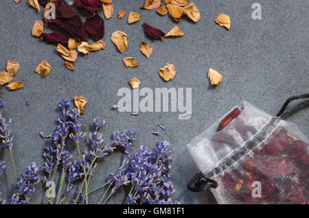 Primo piano di essiccati fiori di lavanda e petali di rosa Foto Stock