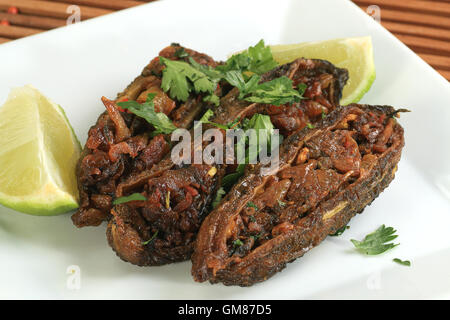 Farcite piccante zucche amare karela con lime e coriandolo Foto Stock