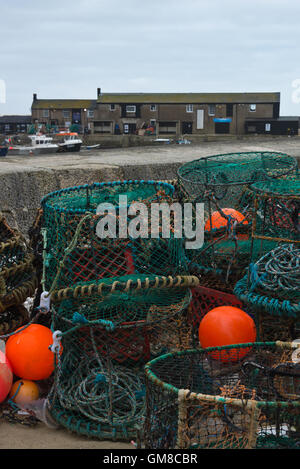 Attrezzi di pesca sul lato del porto presso il Cobb di Lyme Regis su Dorset la Jurassic Coast Foto Stock