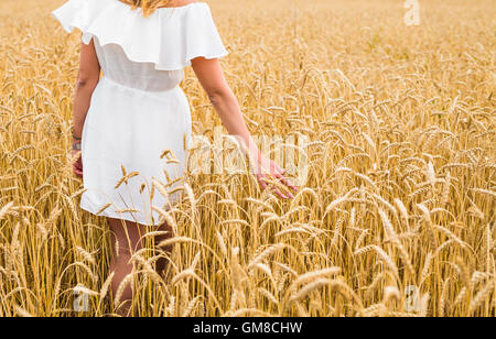 Donna di mano spighe di grano close-up Foto Stock