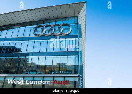 Esterno della Audi West London showroom di Brentford, West London, Regno Unito Foto Stock