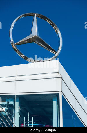 La Mercedes Benz logo sulla sommità di uno showroom a Brentford, West London, Regno Unito Foto Stock