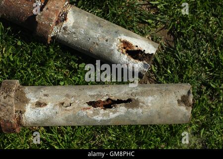 Corroso e bloccato in acciaio tubi domestici Foto Stock