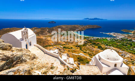 Autentica isole della Grecia- Serifos, vista mare con le chiese Foto Stock