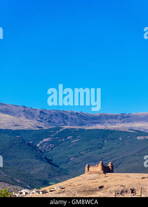 Castello La Calahorra, un imponente collina del castello, si trova a La Calahorra, nella provincia di Granada, Andalusia. Foto Stock