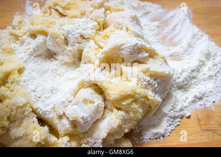 Di pasta di patate fatta per gnocchi di patate o gnocchi Foto Stock