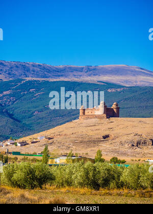 Castello La Calahorra, un imponente collina del castello, si trova a La Calahorra, nella provincia di Granada, Andalusia. Foto Stock